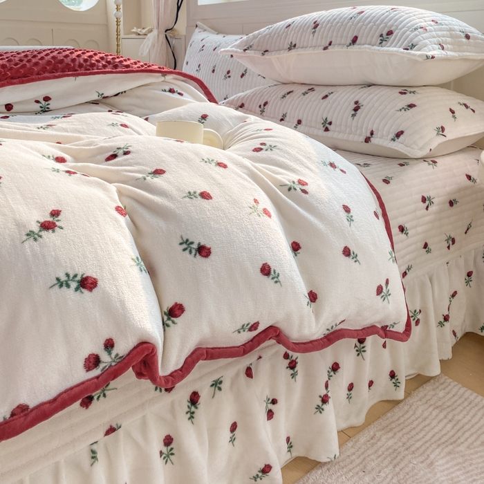 91家纺网 家纺一手货源 找家纺 尚美 2025新款豆豆绒牛奶绒大花边床盖四件套（床盖花边随机） 安哥拉红玫瑰