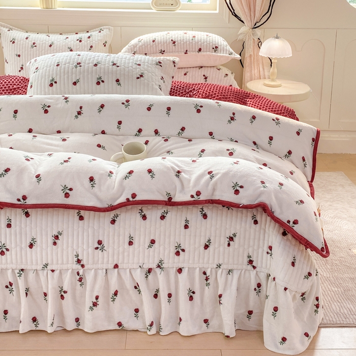 91家纺网 家纺一手货源 找家纺 尚美 2025新款豆豆绒牛奶绒大花边床盖四件套（床盖花边随机） 安哥拉红玫瑰