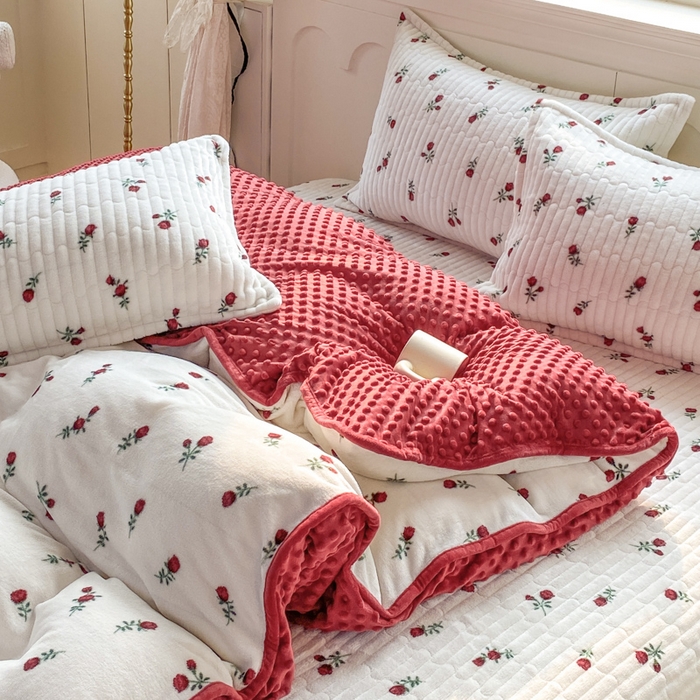 91家纺网 家纺一手货源 找家纺 尚美 2025新款豆豆绒牛奶绒大花边床盖四件套（床盖花边随机） 安哥拉红玫瑰