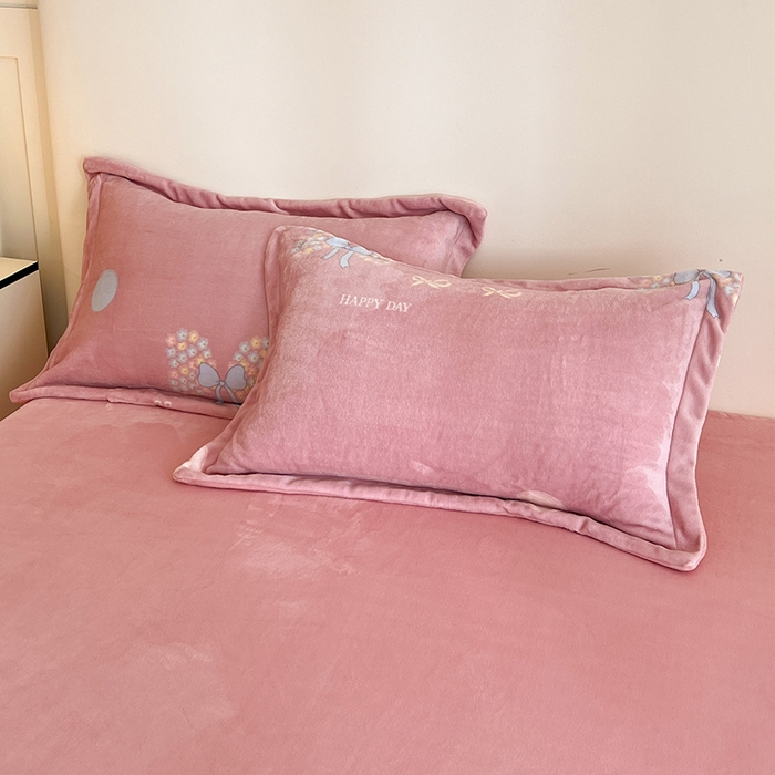 富馨莱 2025新款牛奶绒印花枕套240克面料 花蝶粉