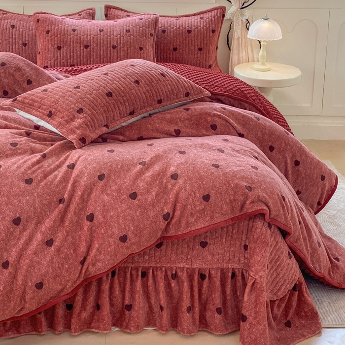 91家纺网 家纺一手货源 找家纺 尚美 2025新款豆豆绒牛奶绒大花边床盖四件套（床盖花边随机） 安歌拉红心