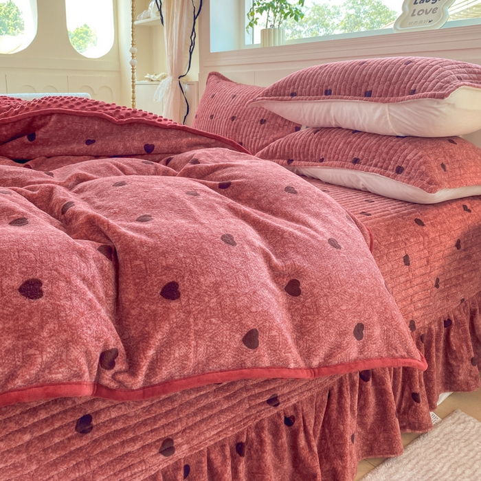 91家纺网 家纺一手货源 找家纺 尚美 2025新款豆豆绒牛奶绒大花边床盖四件套（床盖花边随机） 安歌拉红心