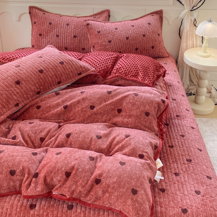 91家纺网 家纺一手货源 找家纺 尚美 2025新款豆豆绒牛奶绒大花边床盖四件套（床盖花边随机） 安歌拉红心