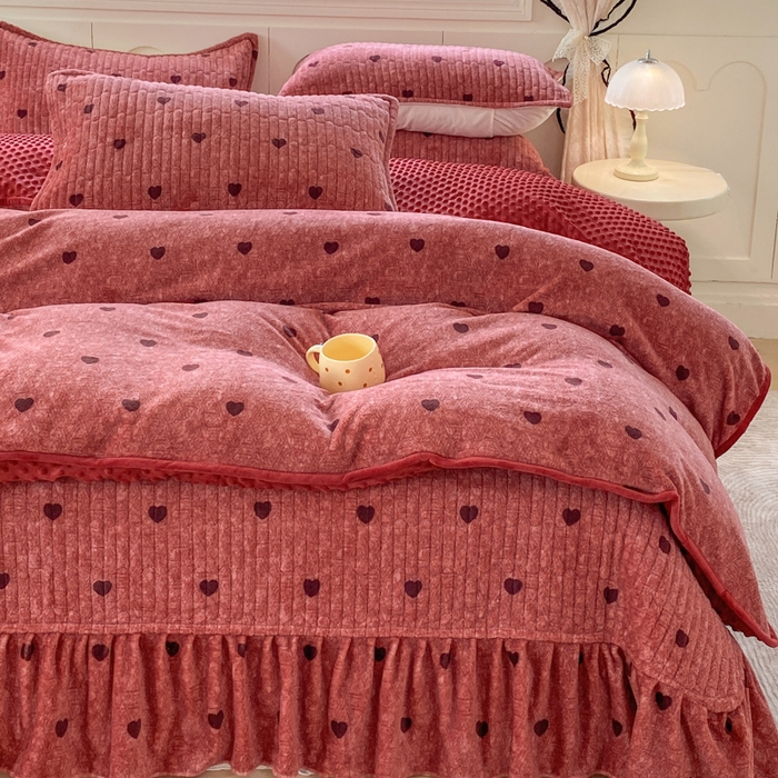 91家纺网 家纺一手货源 找家纺 尚美 2025新款豆豆绒牛奶绒大花边床盖四件套（床盖花边随机） 安歌拉红心