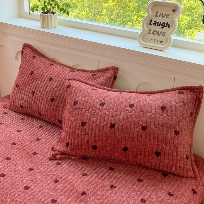 91家纺网 家纺一手货源 找家纺 尚美 2025新款豆豆绒牛奶绒大花边床盖四件套（床盖花边随机） 安歌拉红心