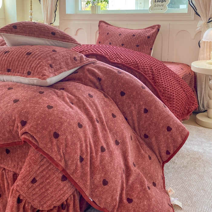 91家纺网 家纺一手货源 找家纺 尚美 2025新款豆豆绒牛奶绒大花边床盖四件套（床盖花边随机） 安歌拉红心