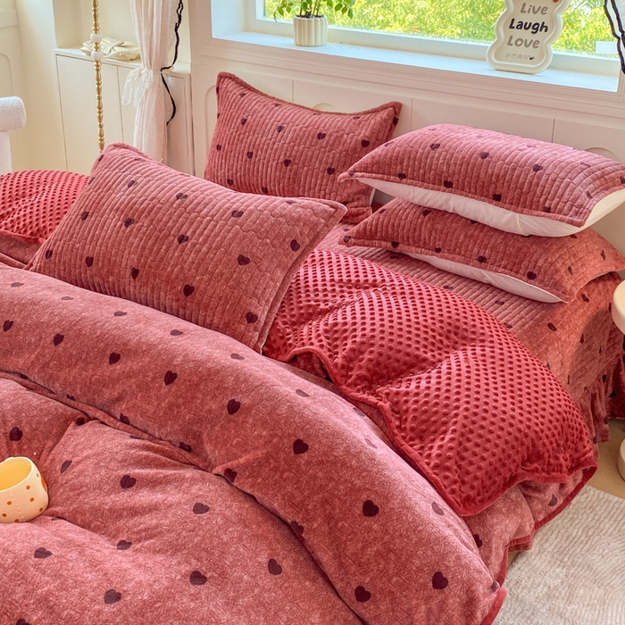 91家纺网 家纺一手货源 找家纺 尚美 2025新款豆豆绒牛奶绒大花边床盖四件套（床盖花边随机） 安歌拉红心