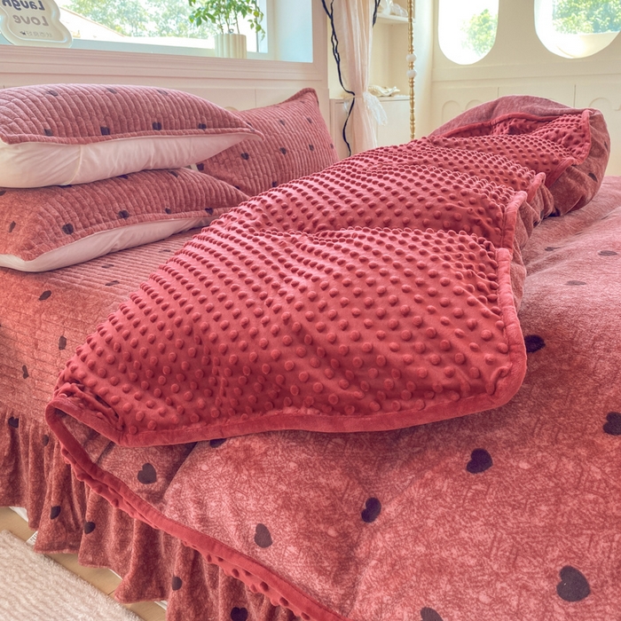 91家纺网 家纺一手货源 找家纺 尚美 2025新款豆豆绒牛奶绒大花边床盖四件套（床盖花边随机） 安歌拉红心