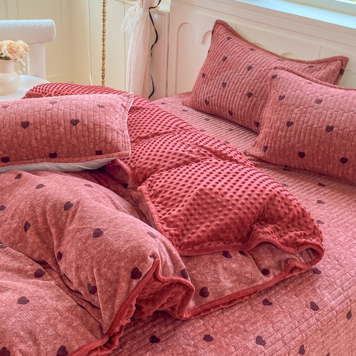 91家纺网 家纺一手货源 找家纺 尚美 2025新款豆豆绒牛奶绒大花边床盖四件套（床盖花边随机） 安歌拉红心