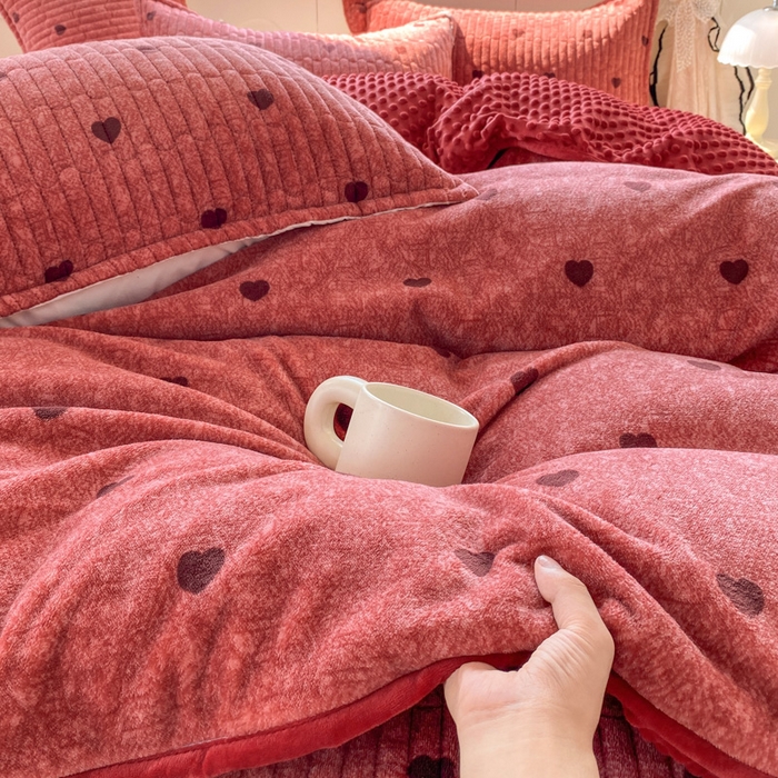 91家纺网 家纺一手货源 找家纺 尚美 2025新款豆豆绒牛奶绒大花边床盖四件套（床盖花边随机） 安歌拉红心