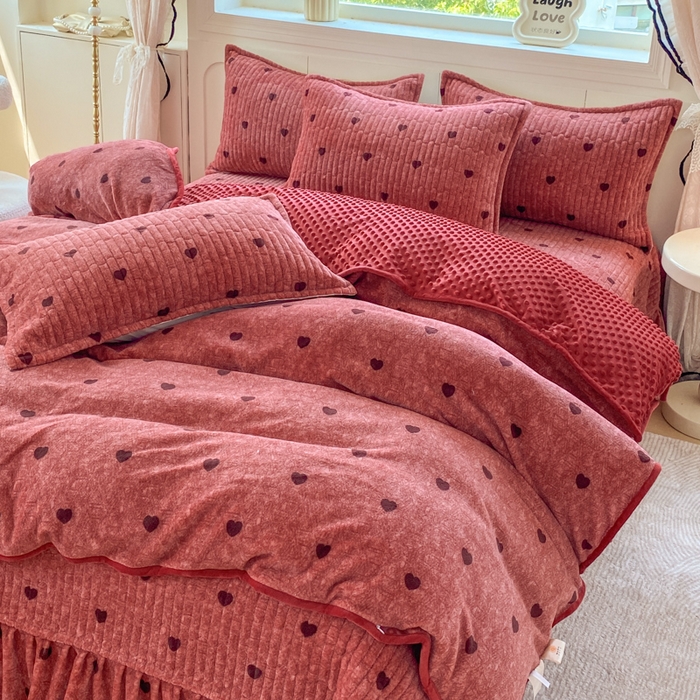 91家纺网 家纺一手货源 找家纺 尚美 2025新款豆豆绒牛奶绒大花边床盖四件套（床盖花边随机） 安歌拉红心