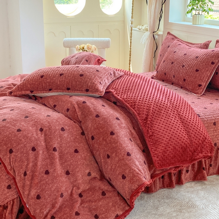 91家纺网 家纺一手货源 找家纺 尚美 2025新款豆豆绒牛奶绒大花边床盖四件套（床盖花边随机） 安歌拉红心