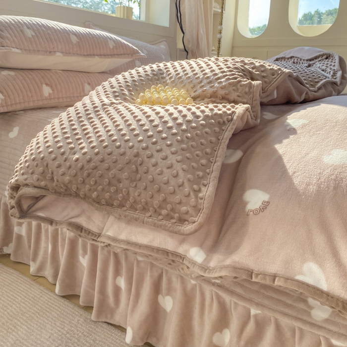 91家纺网 家纺一手货源 找家纺 尚美 2025新款豆豆绒牛奶绒大花边床盖四件套（床盖花边随机） 白色爱心卡