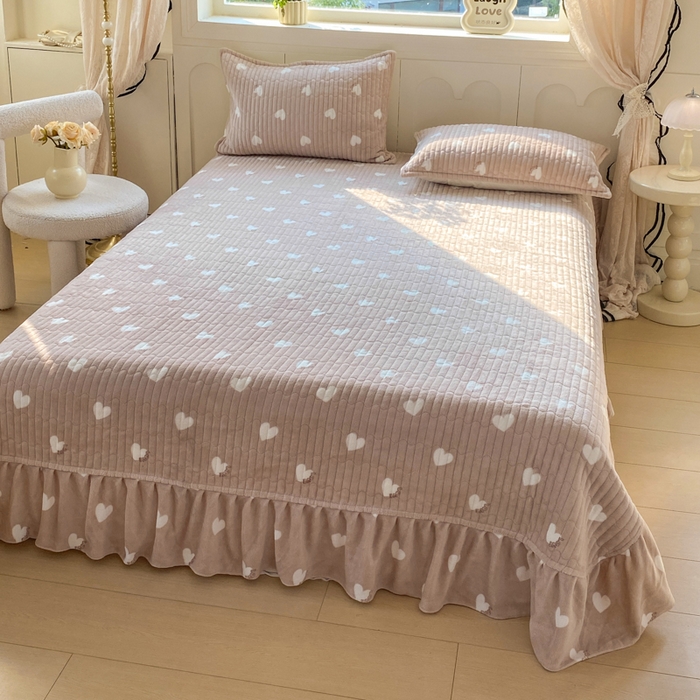 91家纺网 家纺一手货源 找家纺 尚美 2025新款豆豆绒牛奶绒大花边床盖四件套（床盖花边随机） 白色爱心卡