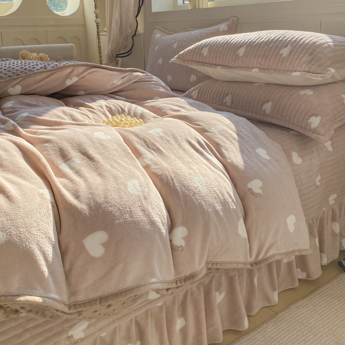 91家纺网 家纺一手货源 找家纺 尚美 2025新款豆豆绒牛奶绒大花边床盖四件套（床盖花边随机） 白色爱心卡