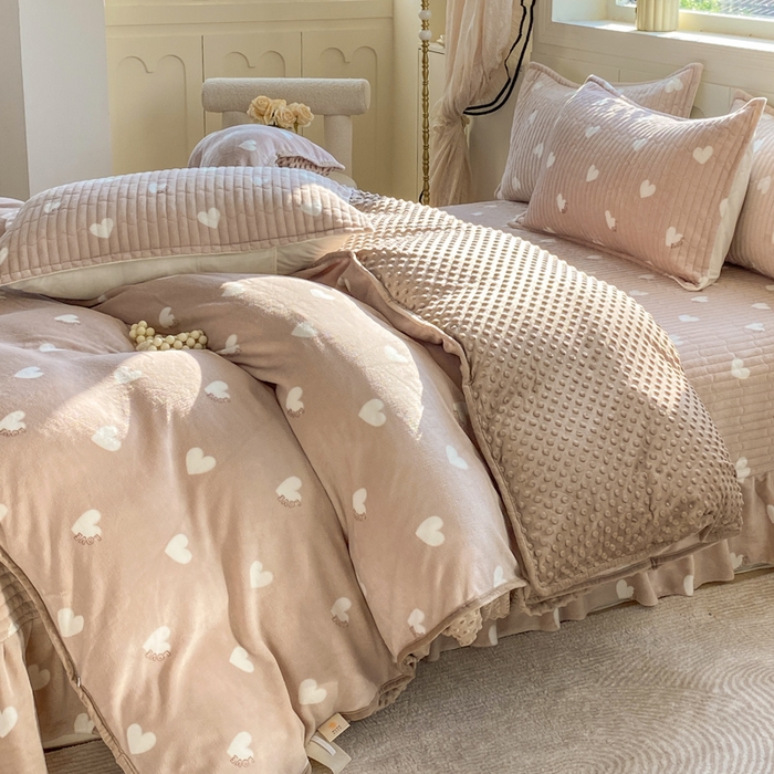 91家纺网 家纺一手货源 找家纺 尚美 2025新款豆豆绒牛奶绒大花边床盖四件套（床盖花边随机） 白色爱心卡