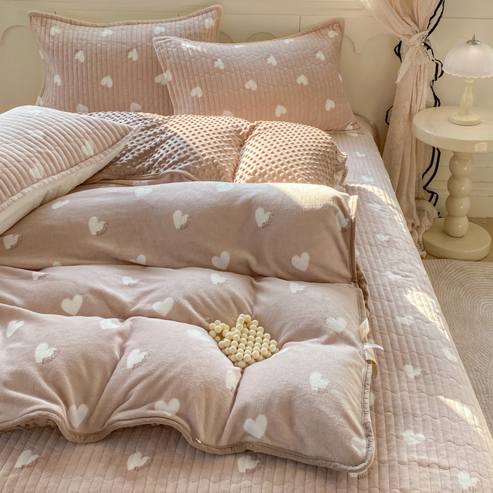 91家纺网 家纺一手货源 找家纺 尚美 2025新款豆豆绒牛奶绒大花边床盖四件套（床盖花边随机） 白色爱心卡