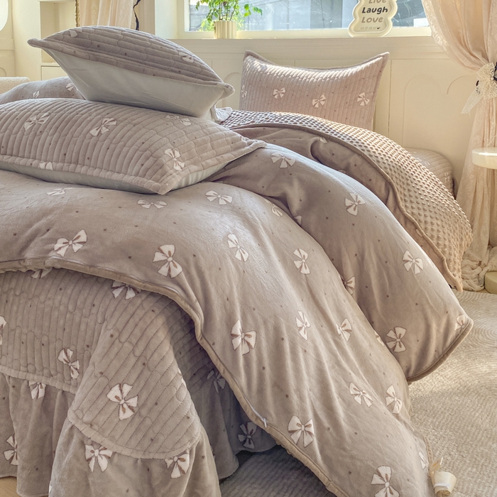 91家纺网 家纺一手货源 找家纺 尚美 2025新款豆豆绒牛奶绒大花边床盖四件套（床盖花边随机） 白色蝴蝶结卡