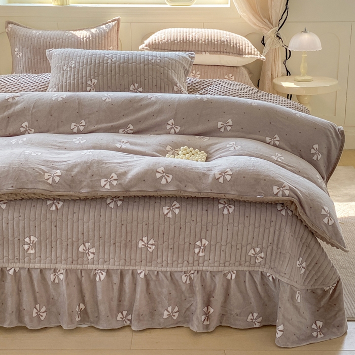 91家纺网 家纺一手货源 找家纺 尚美 2025新款豆豆绒牛奶绒大花边床盖四件套（床盖花边随机） 白色蝴蝶结卡