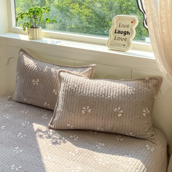 91家纺网 家纺一手货源 找家纺 尚美 2025新款豆豆绒牛奶绒大花边床盖四件套（床盖花边随机） 白色蝴蝶结卡