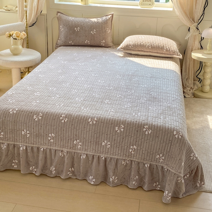 91家纺网 家纺一手货源 找家纺 尚美 2025新款豆豆绒牛奶绒大花边床盖四件套（床盖花边随机） 白色蝴蝶结卡