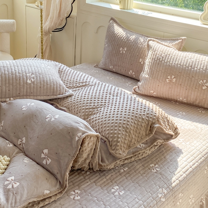 91家纺网 家纺一手货源 找家纺 尚美 2025新款豆豆绒牛奶绒大花边床盖四件套（床盖花边随机） 白色蝴蝶结卡