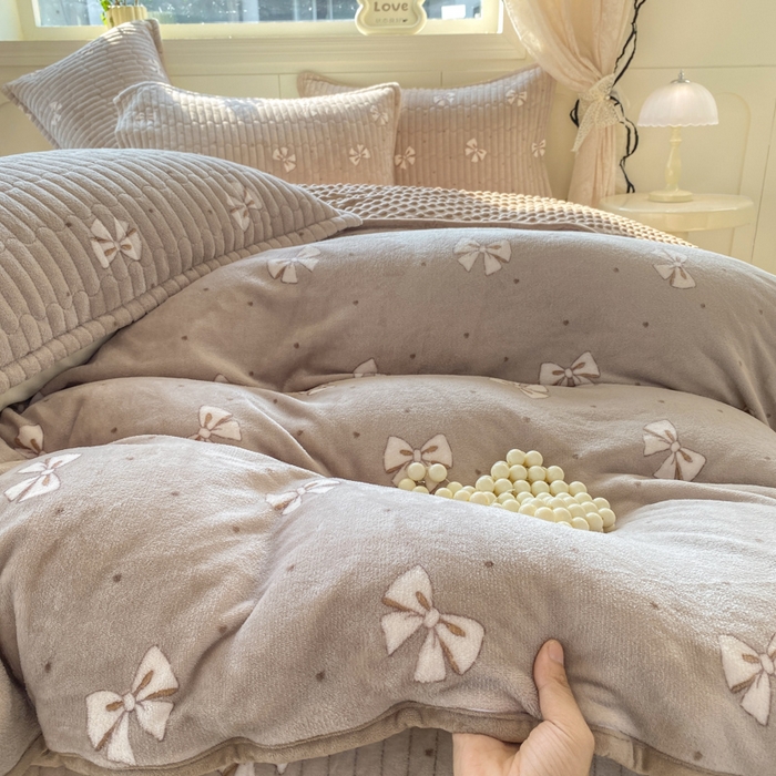 91家纺网 家纺一手货源 找家纺 尚美 2025新款豆豆绒牛奶绒大花边床盖四件套（床盖花边随机） 白色蝴蝶结卡