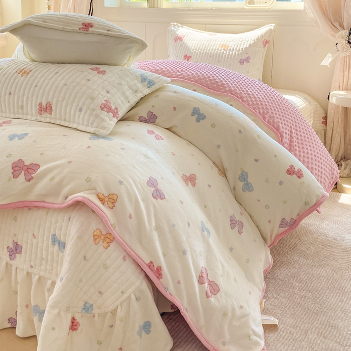 91家纺网 家纺一手货源 找家纺 尚美 2025新款豆豆绒牛奶绒大花边床盖四件套（床盖花边随机） 彩色蝴蝶结米