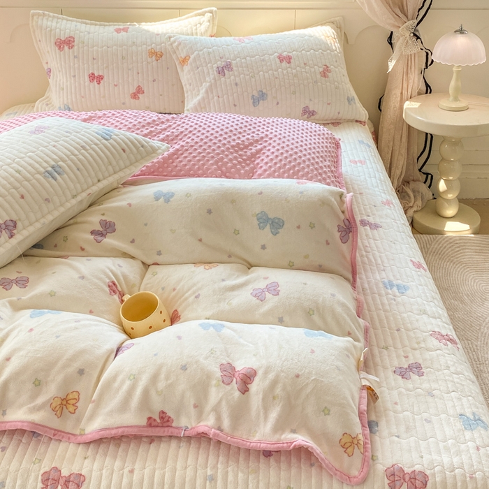 91家纺网 家纺一手货源 找家纺 尚美 2025新款豆豆绒牛奶绒大花边床盖四件套（床盖花边随机） 彩色蝴蝶结米