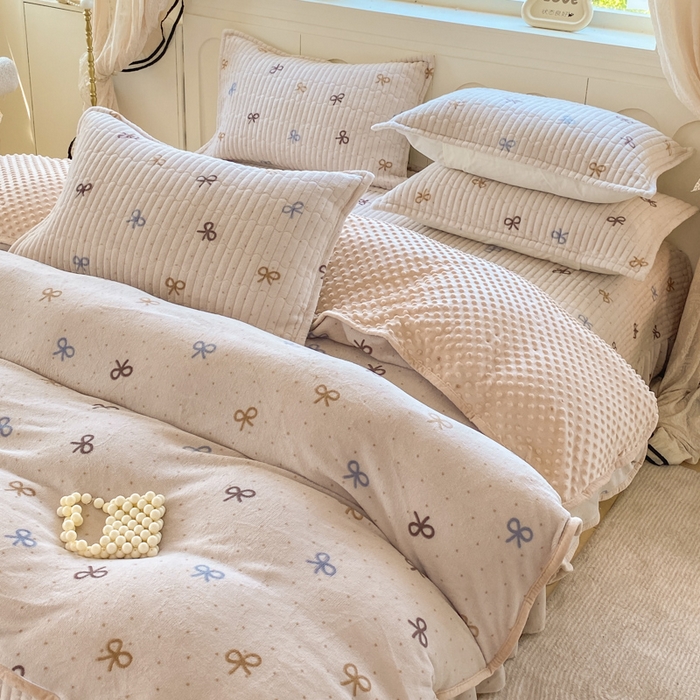 91家纺网 家纺一手货源 找家纺 尚美 2025新款豆豆绒牛奶绒大花边床盖四件套（床盖花边随机） 蝶恋卡