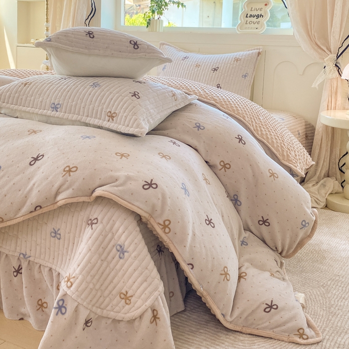 91家纺网 家纺一手货源 找家纺 尚美 2025新款豆豆绒牛奶绒大花边床盖四件套（床盖花边随机） 蝶恋卡