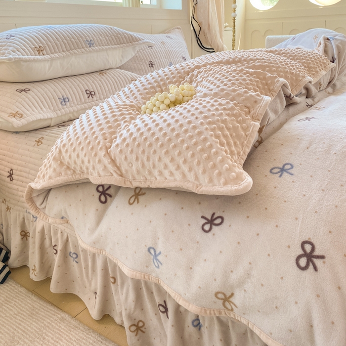 91家纺网 家纺一手货源 找家纺 尚美 2025新款豆豆绒牛奶绒大花边床盖四件套（床盖花边随机） 蝶恋卡