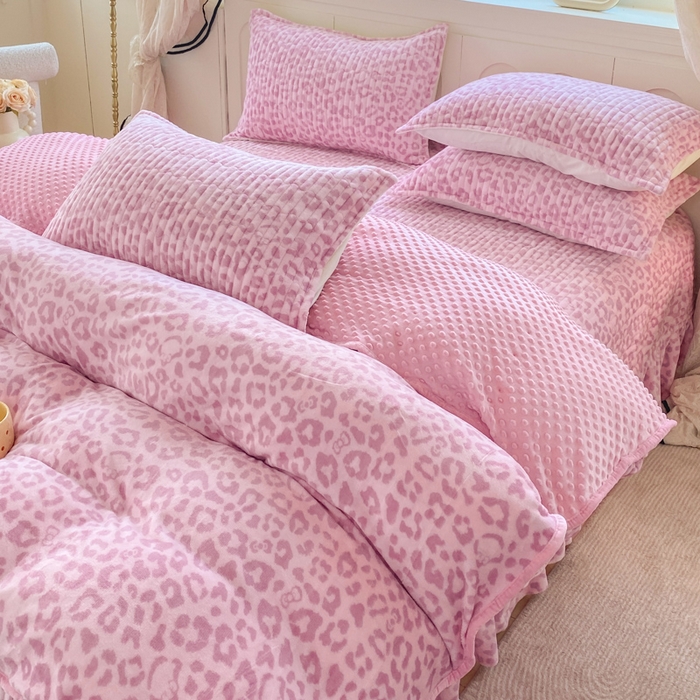 91家纺网 家纺一手货源 找家纺 尚美 2025新款豆豆绒牛奶绒大花边床盖四件套（床盖花边随机） 粉豹纹