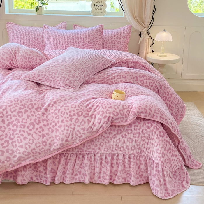 91家纺网 家纺一手货源 找家纺 尚美 2025新款豆豆绒牛奶绒大花边床盖四件套（床盖花边随机） 粉豹纹