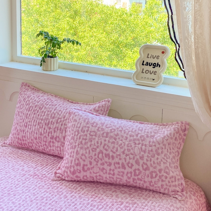 91家纺网 家纺一手货源 找家纺 尚美 2025新款豆豆绒牛奶绒大花边床盖四件套（床盖花边随机） 粉豹纹