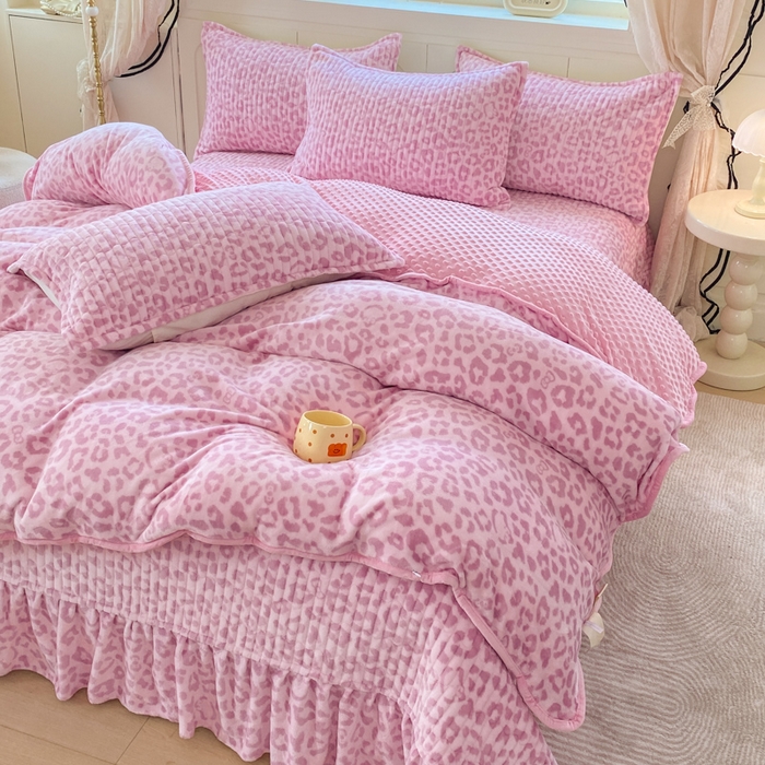 91家纺网 家纺一手货源 找家纺 尚美 2025新款豆豆绒牛奶绒大花边床盖四件套（床盖花边随机） 粉豹纹