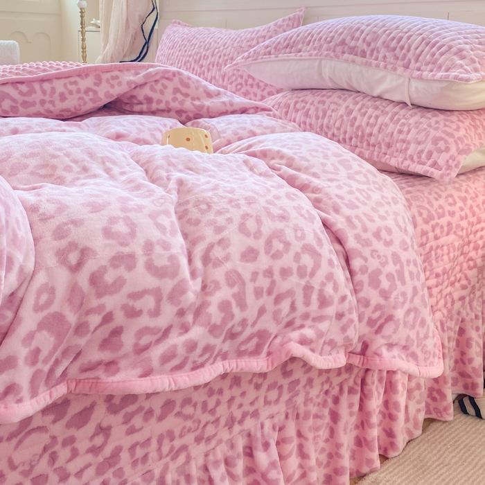 91家纺网 家纺一手货源 找家纺 尚美 2025新款豆豆绒牛奶绒大花边床盖四件套（床盖花边随机） 粉豹纹