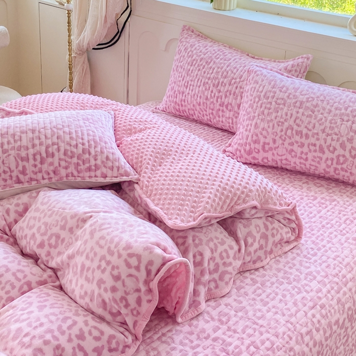 91家纺网 家纺一手货源 找家纺 尚美 2025新款豆豆绒牛奶绒大花边床盖四件套（床盖花边随机） 粉豹纹