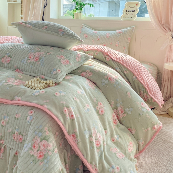 91家纺网 家纺一手货源 找家纺 尚美 2025新款豆豆绒牛奶绒大花边床盖四件套（床盖花边随机） 花语玫瑰