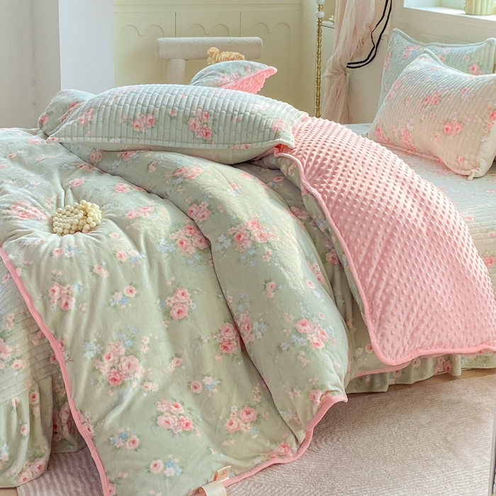 91家纺网 家纺一手货源 找家纺 尚美 2025新款豆豆绒牛奶绒大花边床盖四件套（床盖花边随机） 花语玫瑰