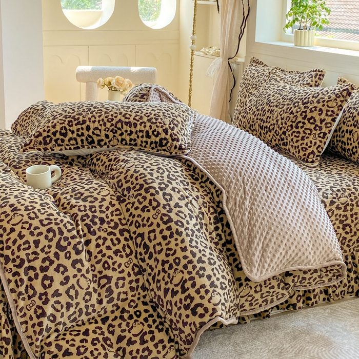 91家纺网 家纺一手货源 找家纺 尚美 2025新款豆豆绒牛奶绒大花边床盖四件套（床盖花边随机） 卡豹纹