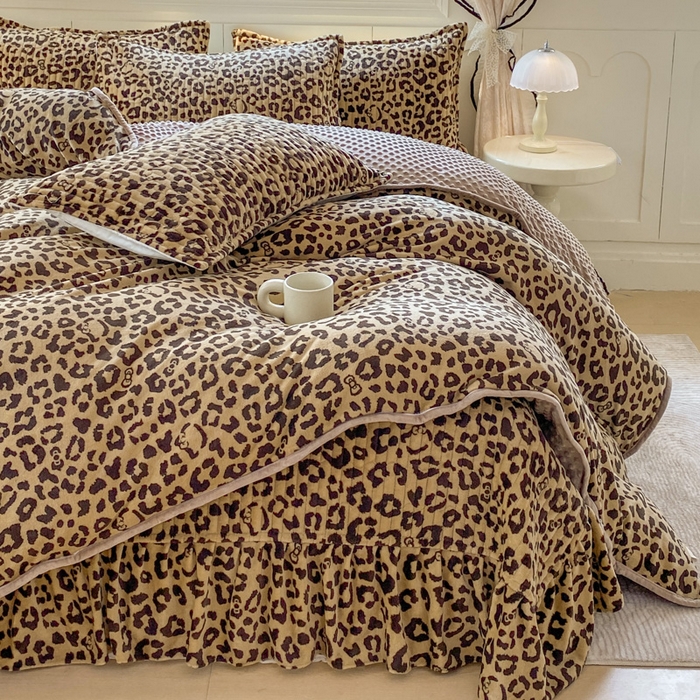 91家纺网 家纺一手货源 找家纺 尚美 2025新款豆豆绒牛奶绒大花边床盖四件套（床盖花边随机） 卡豹纹