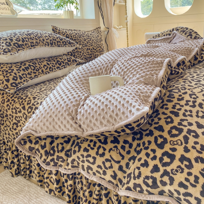 91家纺网 家纺一手货源 找家纺 尚美 2025新款豆豆绒牛奶绒大花边床盖四件套（床盖花边随机） 卡豹纹