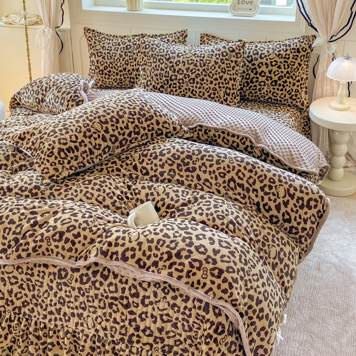 91家纺网 家纺一手货源 找家纺 尚美 2025新款豆豆绒牛奶绒大花边床盖四件套（床盖花边随机） 卡豹纹