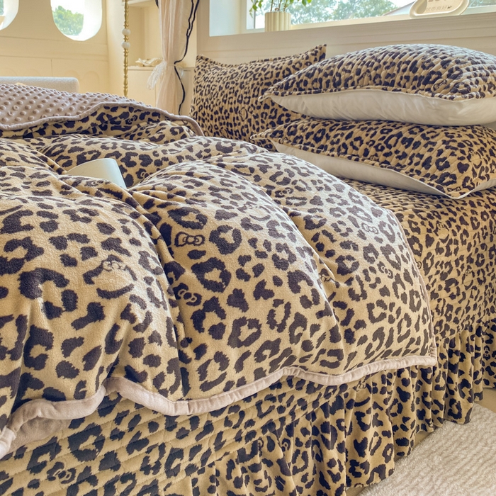 91家纺网 家纺一手货源 找家纺 尚美 2025新款豆豆绒牛奶绒大花边床盖四件套（床盖花边随机） 卡豹纹