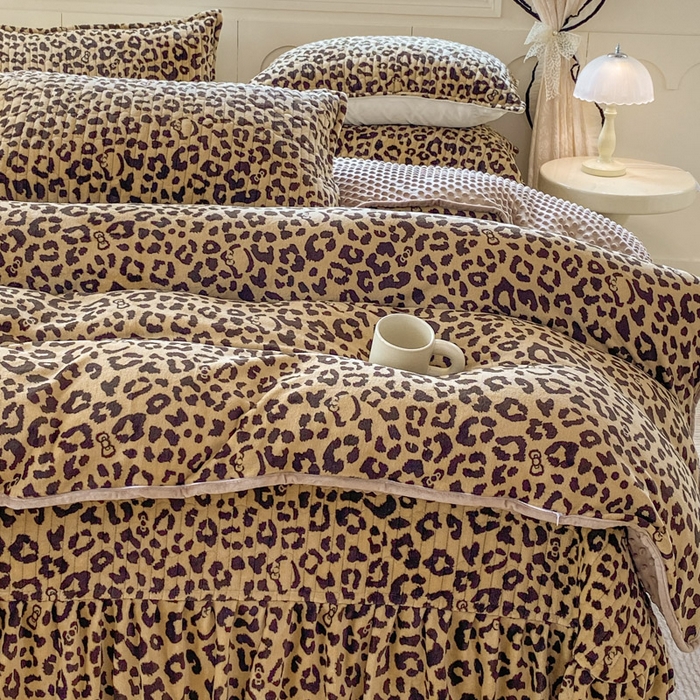 91家纺网 家纺一手货源 找家纺 尚美 2025新款豆豆绒牛奶绒大花边床盖四件套（床盖花边随机） 卡豹纹