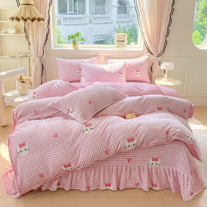 91家纺网 家纺一手货源 找家纺 尚美 2025新款豆豆绒牛奶绒大花边床盖四件套（床盖花边随机） 凯迪猫粉