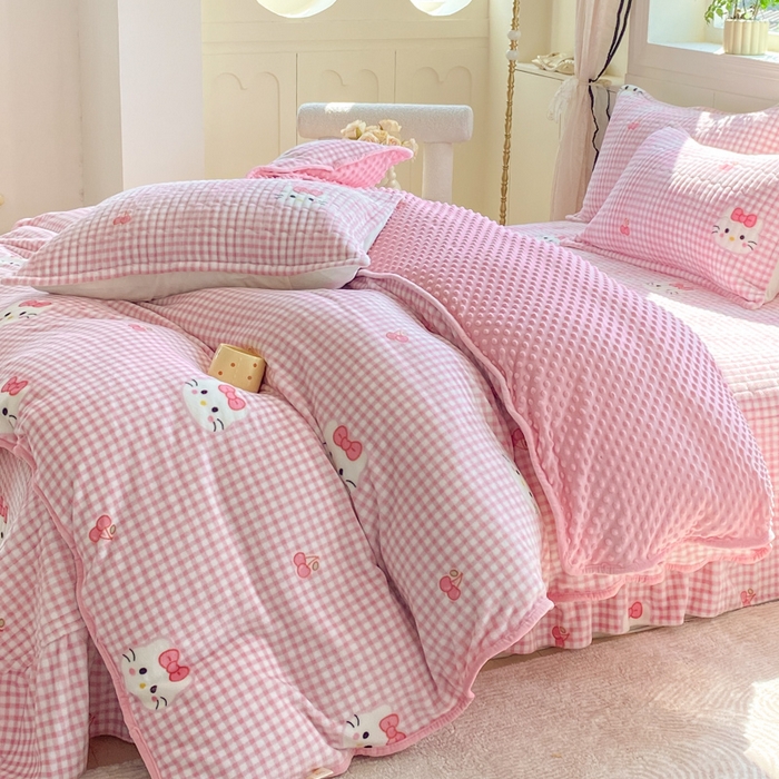 91家纺网 家纺一手货源 找家纺 尚美 2025新款豆豆绒牛奶绒大花边床盖四件套（床盖花边随机） 凯迪猫粉