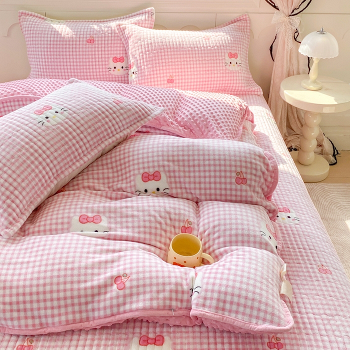 91家纺网 家纺一手货源 找家纺 尚美 2025新款豆豆绒牛奶绒大花边床盖四件套（床盖花边随机） 凯迪猫粉