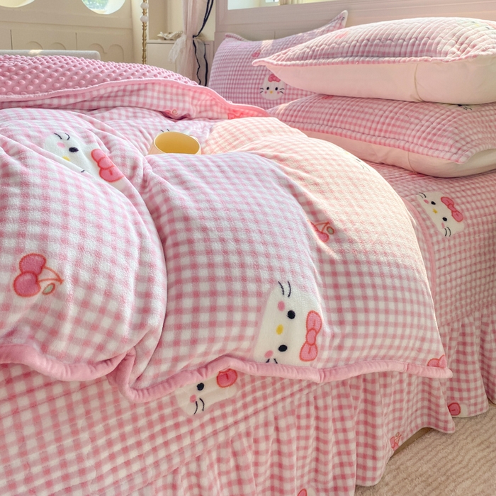 91家纺网 家纺一手货源 找家纺 尚美 2025新款豆豆绒牛奶绒大花边床盖四件套（床盖花边随机） 凯迪猫粉